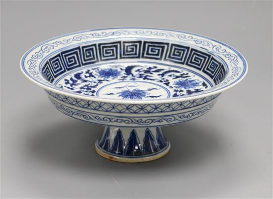 A Chinese blue and white footed dish